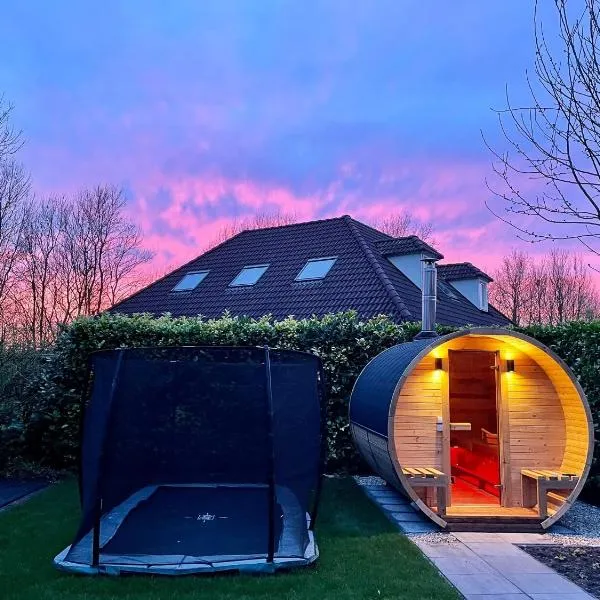 Newly renovated luxurious Villa / hottub / sauna / 7 bedrooms，位于泽沃德的酒店