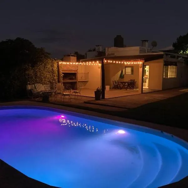 Casa con piscina para 8 personas，位于梅塞德斯的酒店