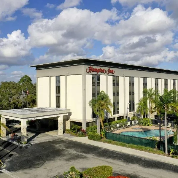萨拉索塔I-75州际公路蜜蜂岭汉普顿酒店，位于Lake Sarasota的酒店