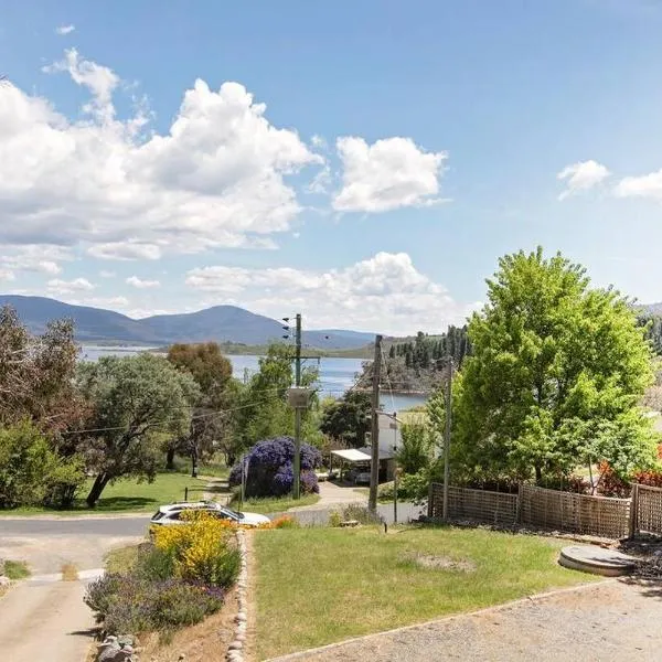 Jindabyne Peaceful Lakeside Escape，位于金德拜恩的酒店