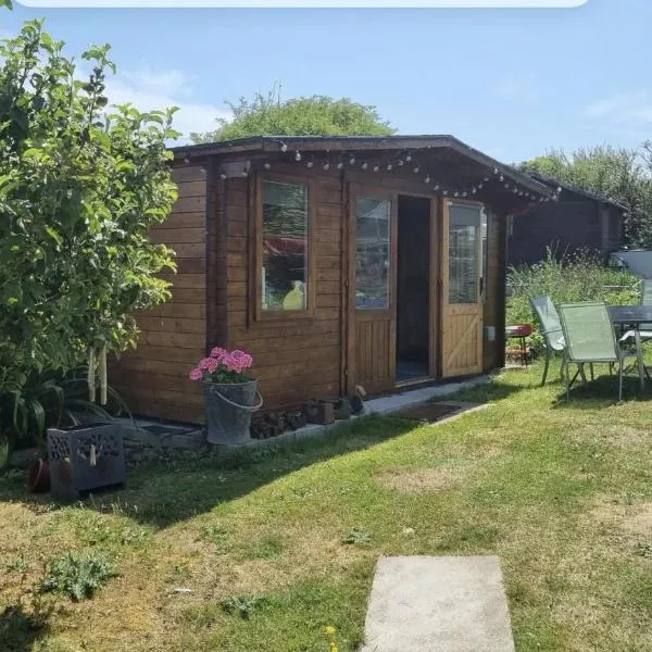 Glamping Cabin - Great for Hikers - Breakfast inc!，位于斯沃尼奇的酒店