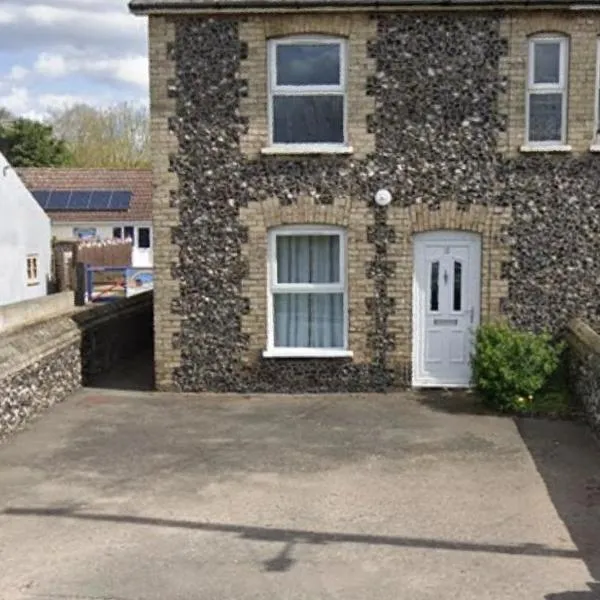 Charming 3 bedroom flint cottage，位于Feltwell的酒店