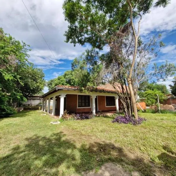 Casa familiar estilo colonial a metros del lago，位于圣洛伦索的酒店