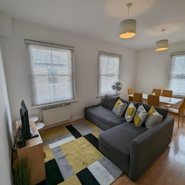 2 bedroom apartment in Gravesend 10 mins walk from train station with free parking，位于格雷夫森德的酒店