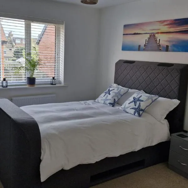 The Lancers - Double bedroom with onsuite, free parking, free high speed WiFi modern property close to channel tunnel, transport links - Easy reach to beach，位于Kent的酒店