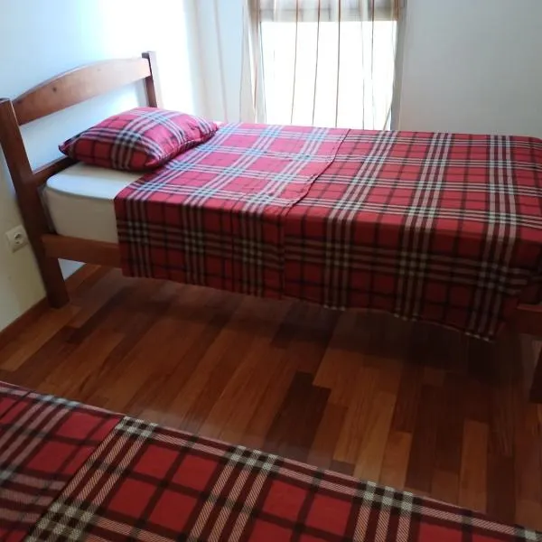 Costa Lodges, shared room, Funchal and Santa Cruz, Madeira，位于圣克鲁斯的酒店