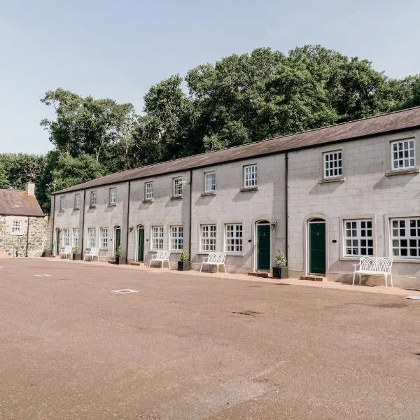 Courtyard Cottages at Ballyscullion Park，位于Portglenone的酒店