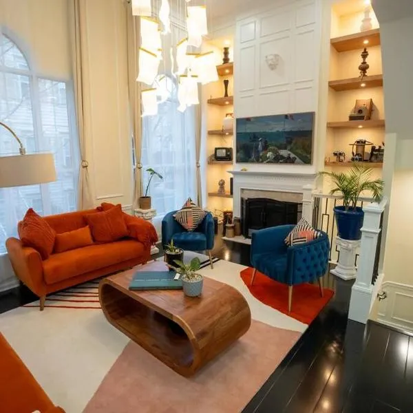 Luxury Townhome Minutes From DC，位于亚历山德里亚的酒店
