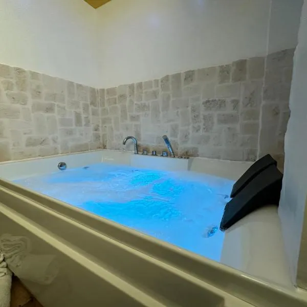 Le Plaisir Luxury Room con vasca idromassaggio，位于马丁纳弗兰卡的酒店