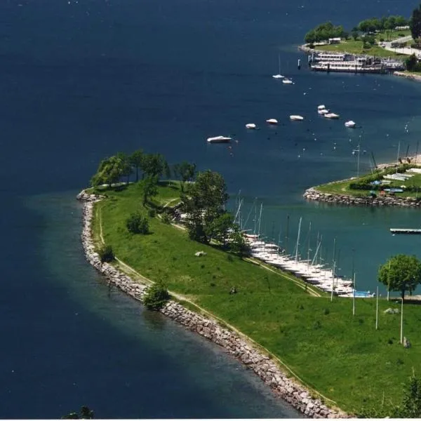 Villa Golden Lake 2 - just few steps from the lake，位于德尔维奥的酒店