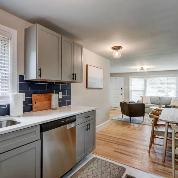 Renovated 2 BR home close to Lancaster attractions，位于兰开斯特的酒店
