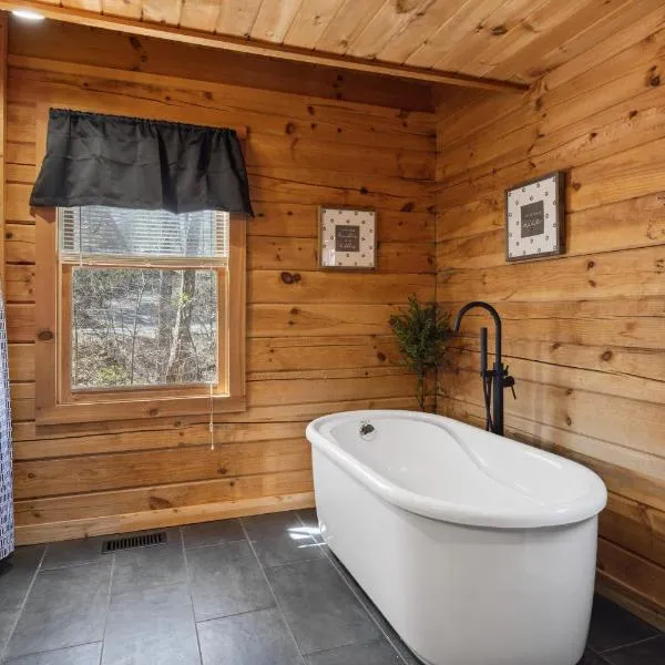 Updated family friendly Cabin, hot tub, near Gatlinburg, Pigeon Forge, Dollywood，位于赛维尔维尔的酒店