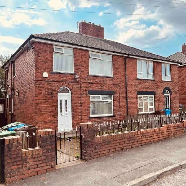 Entire 3 Bed Home in Oldham，位于罗奇代尔的酒店