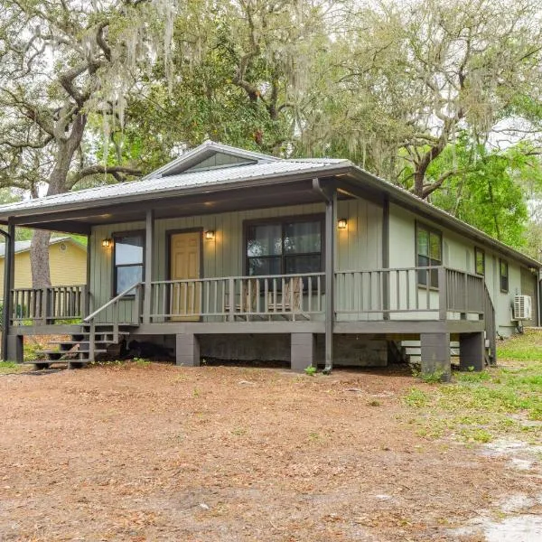Lakefront Keystone Heights Cottage with Private Dock，位于Keystone Heights的酒店