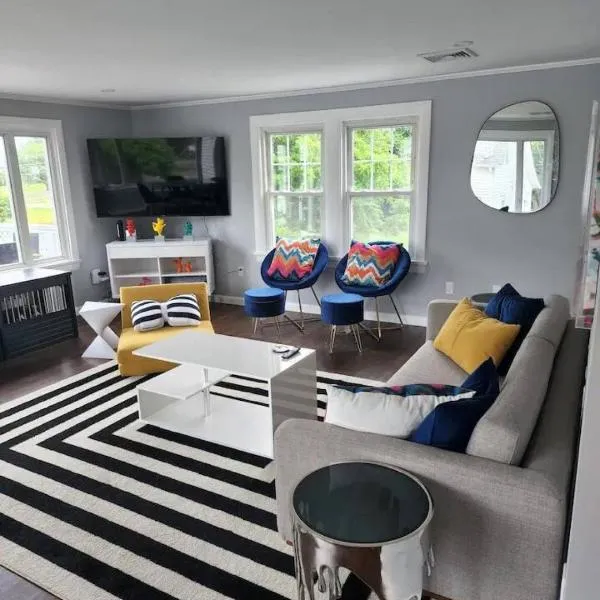 Middletown Modern Apartment w/ Private Deck - RIBryan Properties，位于米德尔敦的酒店