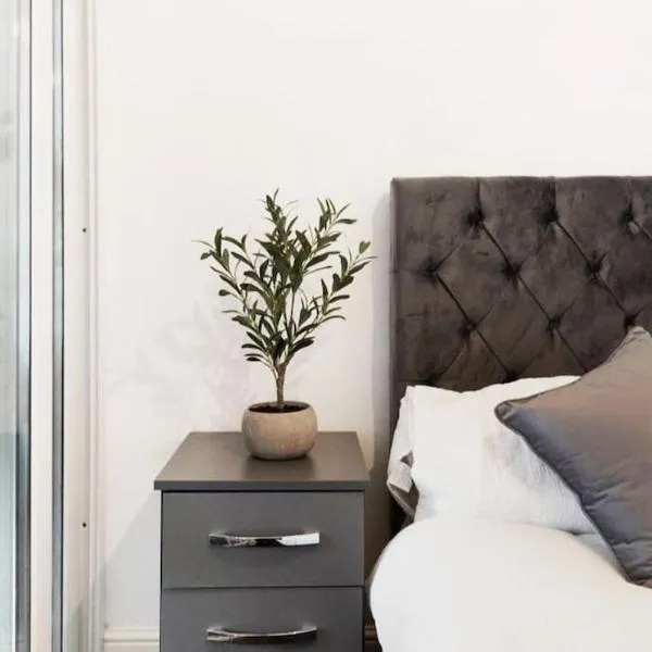 Parkside Haven, Modern 2-Bed Flat with Ensuites, Free Parking & Self Check-In，位于Perivale的酒店