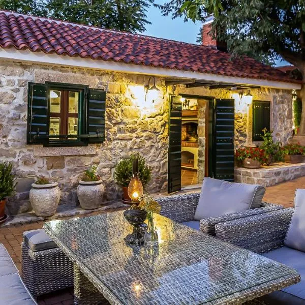 Heritage Hotel & Estate Raznjevica Dvori AD 1307，位于波拉卡的酒店