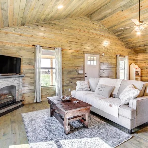 Cozy Mississippi Cabin w/ Covered Porch & Grill!，位于Glens的酒店
