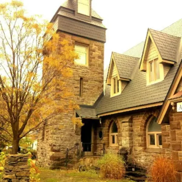 Historic Gothic Stone Church Home and Studio Loft，位于珀斯的酒店