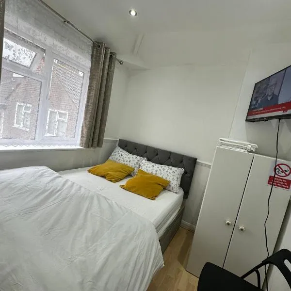 Cosy Smart/Small Double Room in Keedonwood Road Bromley，位于布罗姆利的酒店