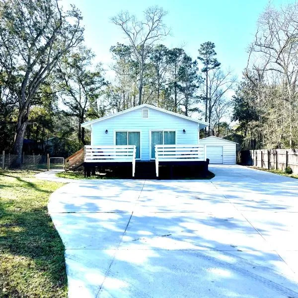 Ocean Springs Cottage 2 Bedroom 2 Bath，位于海泉市的酒店
