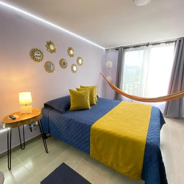 Suite con hamaca y baño privado.，位于马尼萨莱斯的酒店