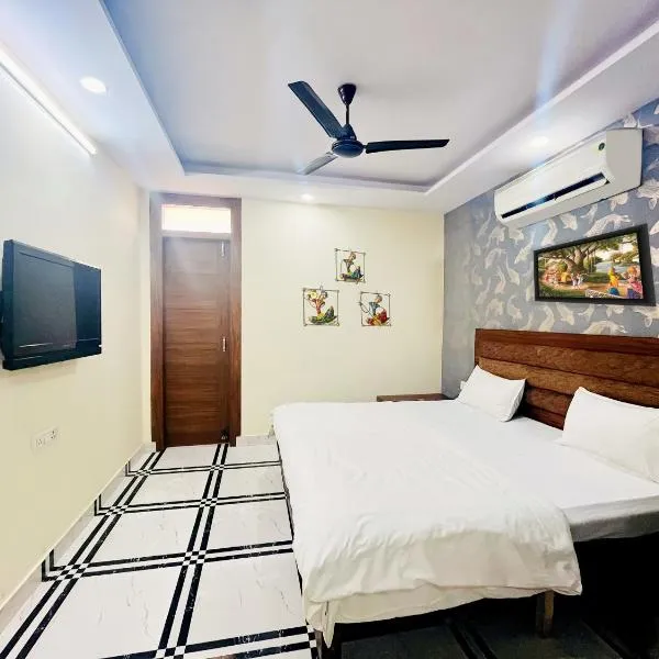 Roomshala 168 Starlight Suites - Near Shalimar Bagh Metro，位于Alīpur的酒店