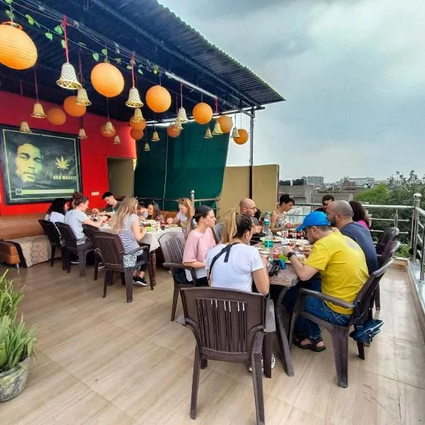Friends Guest House & Hostel- near TAJ MAHAL，位于阿格拉的酒店