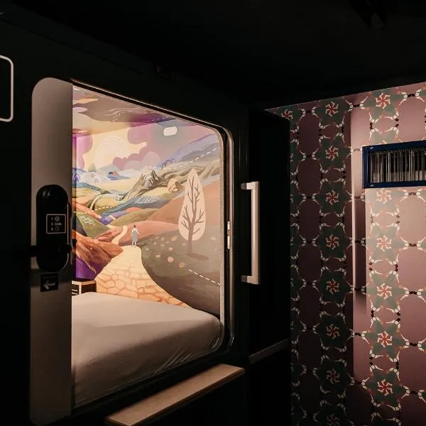 Capsule Hotel - Lucerne Old Town，位于卢塞恩的酒店