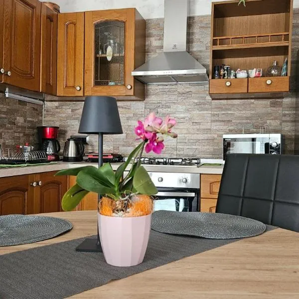 Al BORGO costermano sul garda via pertica 8A，位于科斯特曼诺的酒店