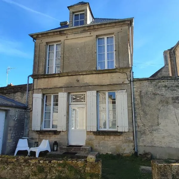 Gîte Le Prieur é - COEUR DE BOURG - maison 48 M2，位于Creully的酒店