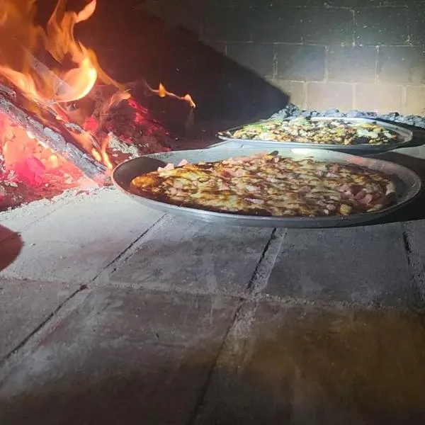 Beach Shed with Pizza Oven，位于Toogoom的酒店