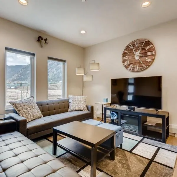 Elbert's Escape Sleeps 8 Lakefront Views，位于乔治城的酒店