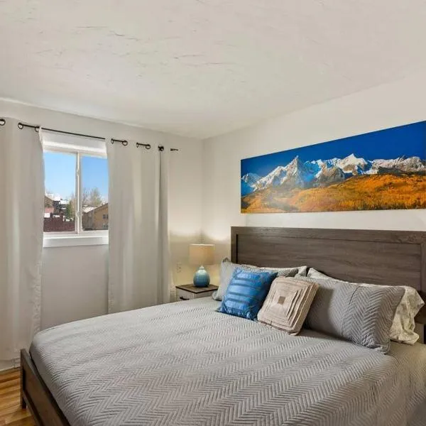 Mountainside Condo King Bed, Two Hot Tubs, Fireplace, Pool , on the Free Bus Route，位于斯廷博特斯普林斯的酒店