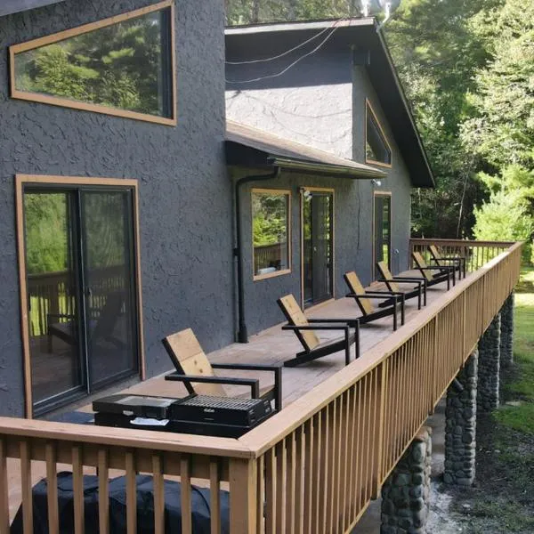 The Stone Mason - Large Modern Home on 5 Acres - 2 Hrs from NYC，位于Pond Eddy的酒店