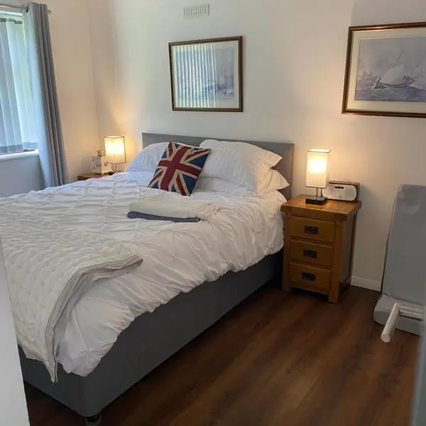 2 Bedroom chalet Dover ferry port 7 minutes Located in Saint Margarets at cliffe Lovely small village Bar restaurant, pools sauna jacuzzi on the park 1 kingsize bed 1 Double bed 1 single Jay be folding bed，位于多佛尔的酒店