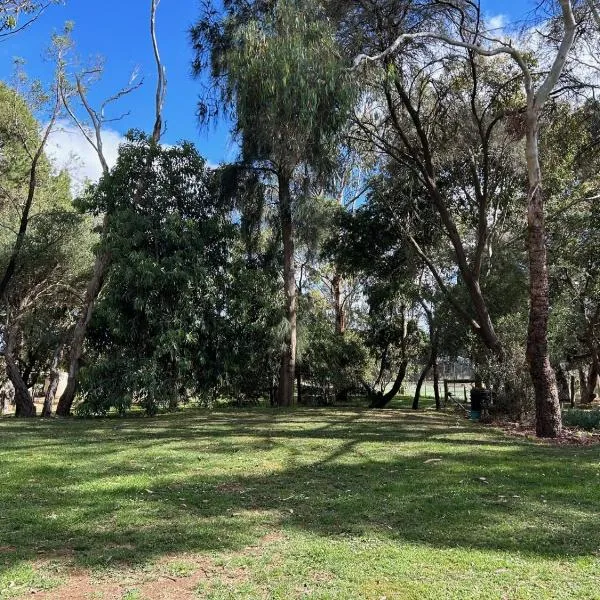 Nestled on Tower Hill's edge, with stunning views!，位于Koroit的酒店