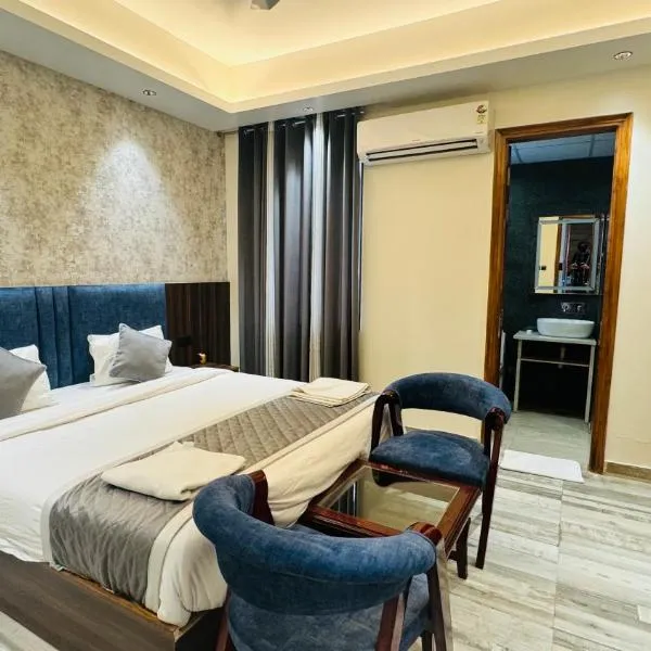 Raksha Suites & Banquet Greater Noida，位于Manjhāoli的酒店
