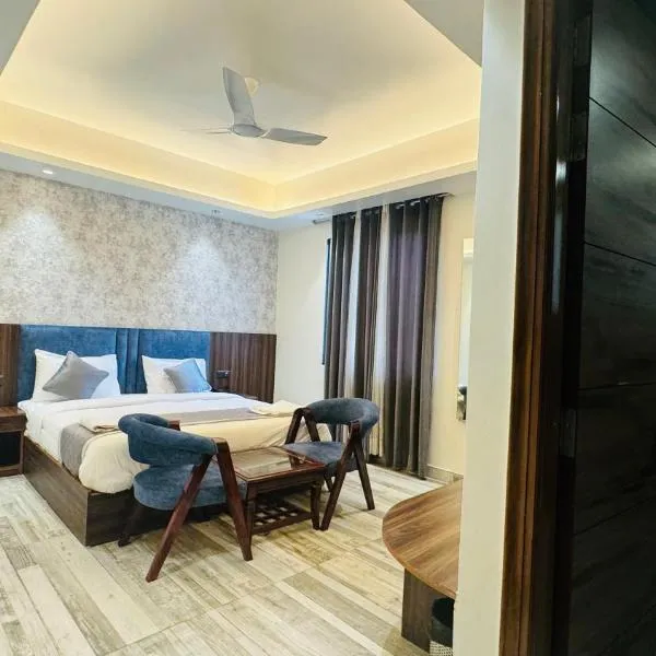 Raksha Suites & Banquet Greater Noida，位于Sūrajpur的酒店