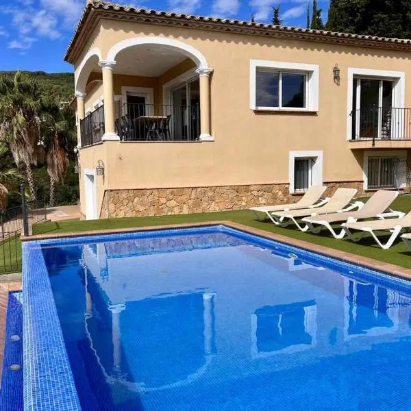 Casa Mas Ambros con piscina desbordante，位于卡隆赫的酒店