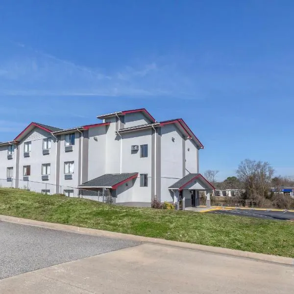 Red Roof Inn Suffolk，位于萨福克的酒店