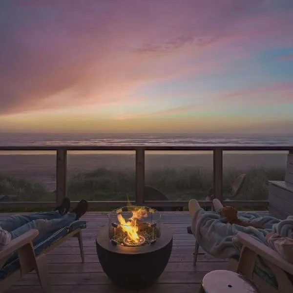 Steps From The Beach! HotTub, $1M Ocean View, Deck，位于沃尔德波特的酒店