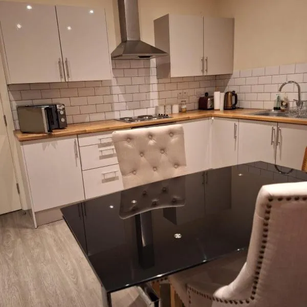 Fabulous Home from Home - Central Long Eaton - Lovely Short-Stay Apartment - HIGH SPEED FIBRE OPTIC BROADBAND INTERNET - HIGH SPEED STREAMING POSSIBLE Suitable for working from home and students Very Spacious FREE PARKING nearby，位于朗伊顿的酒店