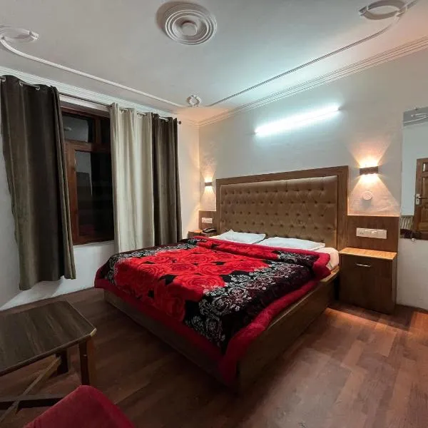 Hotel Premier Mall Road Manali，位于马拉里的酒店