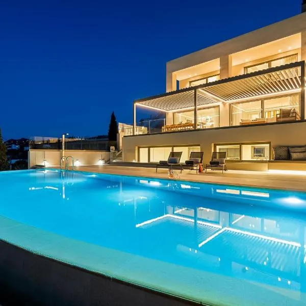 Majo Luxury Villas Panoramic Sea View Retreat with Heated Private Pools & Gym & Sauna，位于阿齐亚佩拉加的酒店