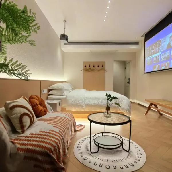 Flower Whisperer Homestay Tianmenshan Store free airport and station pick-up，位于张家界的酒店