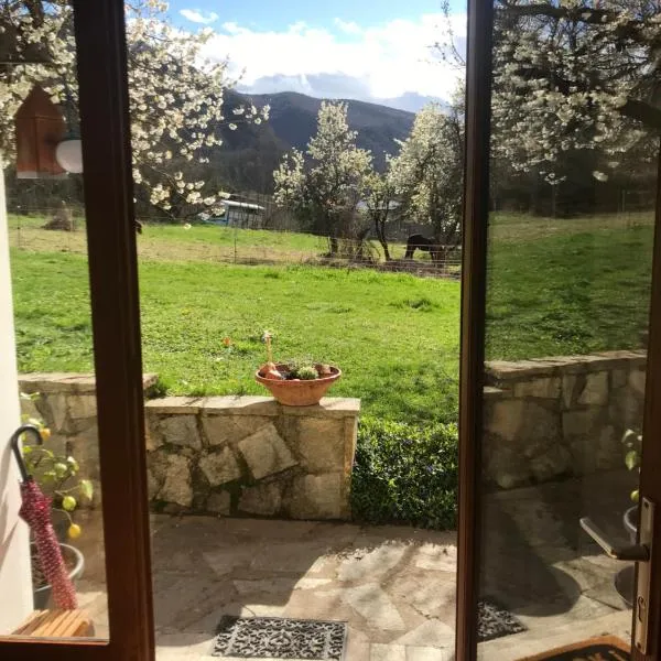 Le petit gîte，位于Saint-Étienne-le-Laus的酒店