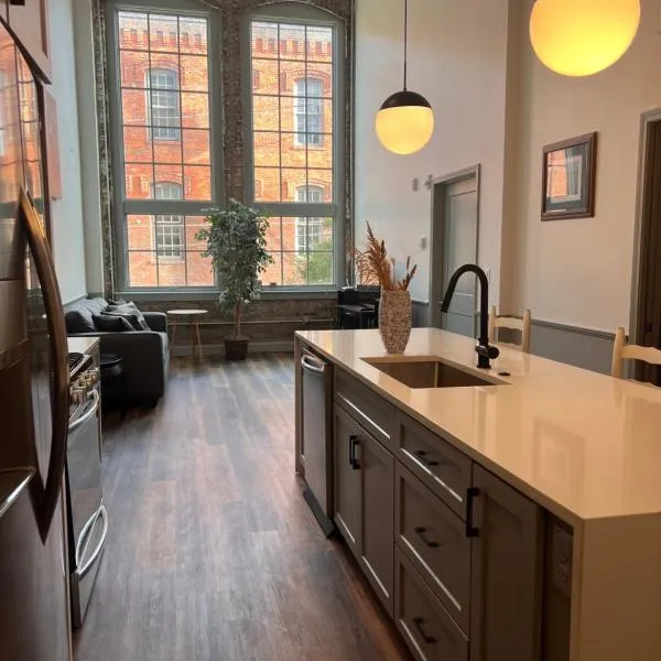 Prime 2BR Condo Historic Morris Ave, Downtown Birmingham，位于伯明翰的酒店
