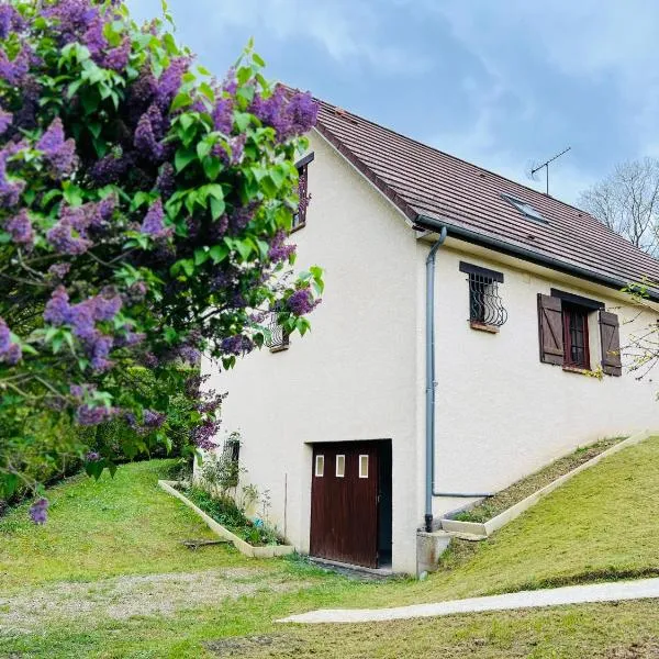 Maison chaleureuse dans un écrin de verdure，位于Vézillon的酒店