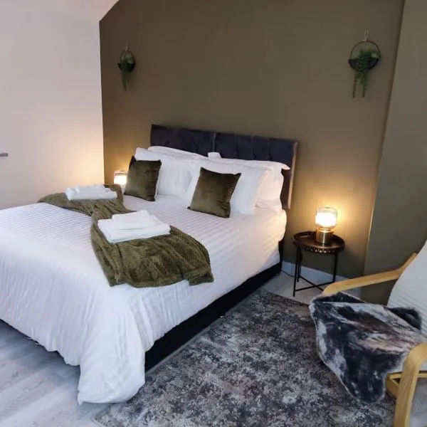 Comfortable 3 Bedrooms Leeds Beach House - Ideal for Family and Contractors - Free WIFI, Projector in bedroom and Free Parking for 2 cars，位于Killingbeck的酒店